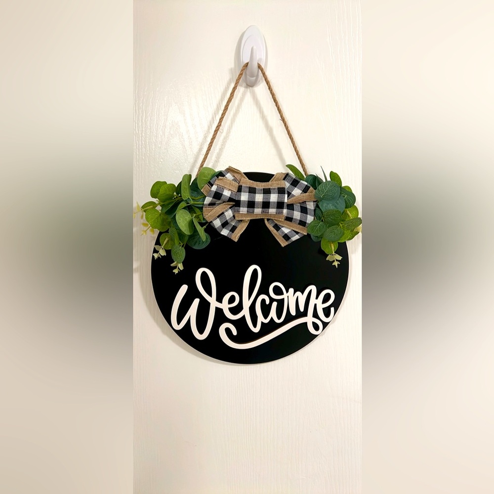 Wooden Round Black and White Welcome Wreath